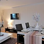 Riverview-2Br-Sleeps4-Citycentre-Parking-Fastwifi